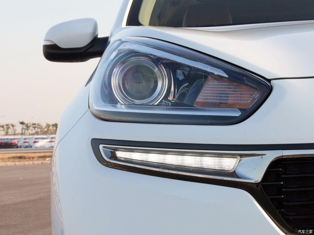 2015 - KIA KX3, foto 6