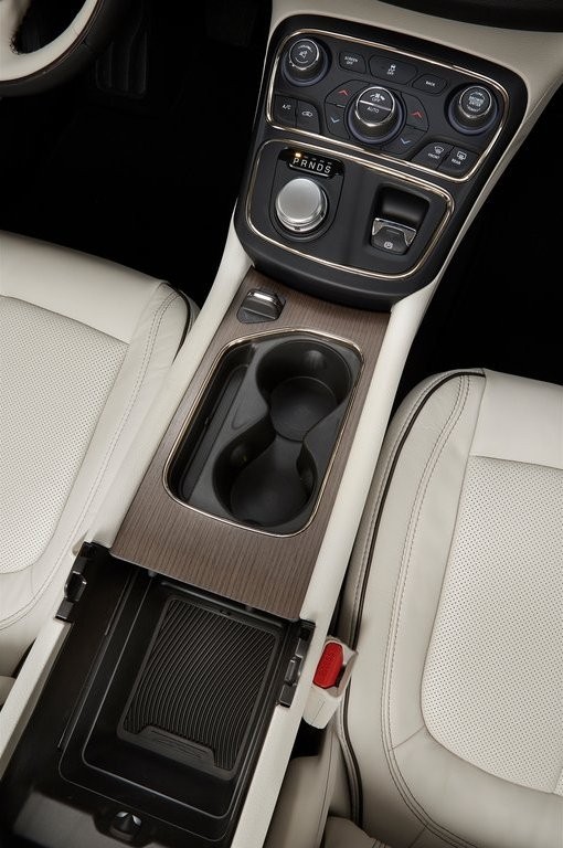 CHRYSLER 200, foto 204