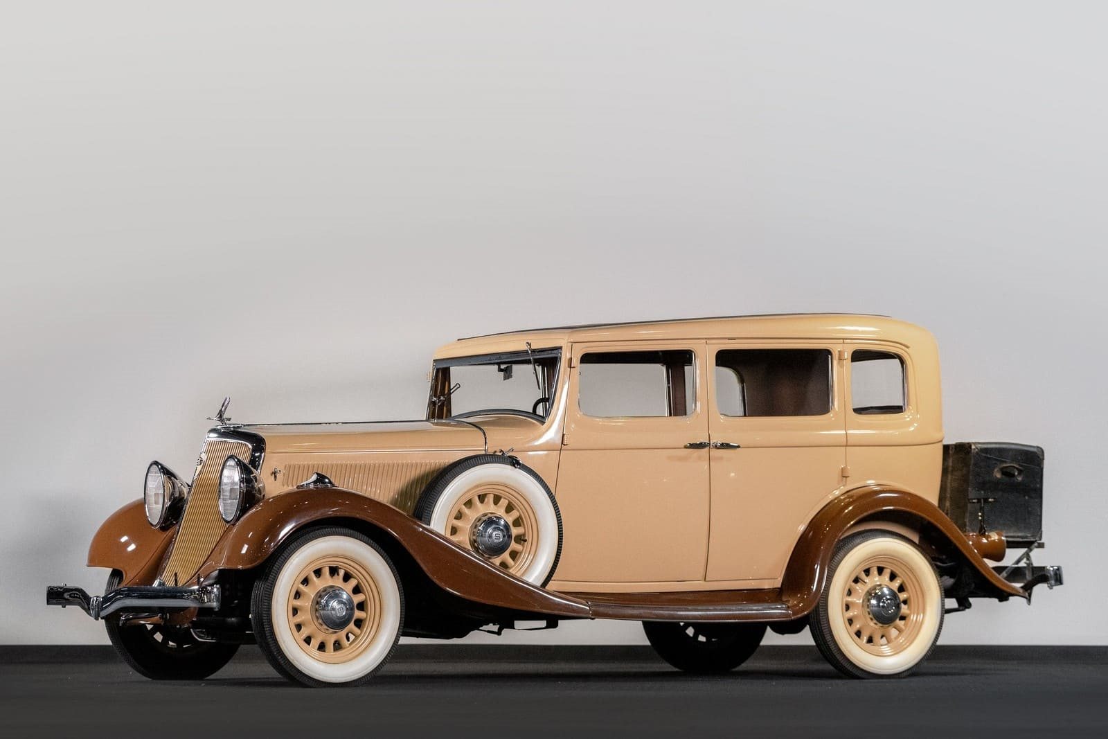 1933 - STUDEBAKER SIX SERIES 56 SEDAN, foto 1