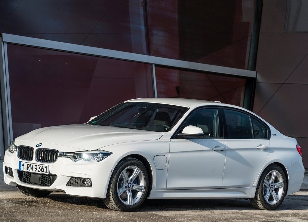 2016 - BMW 330e SEDAN PLUG-IN HYBRID, foto 3