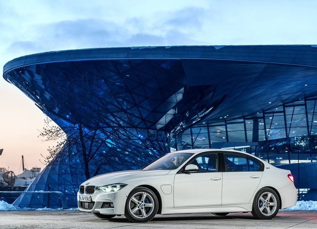 2016 - BMW 330e SEDAN PLUG-IN HYBRID, foto 1