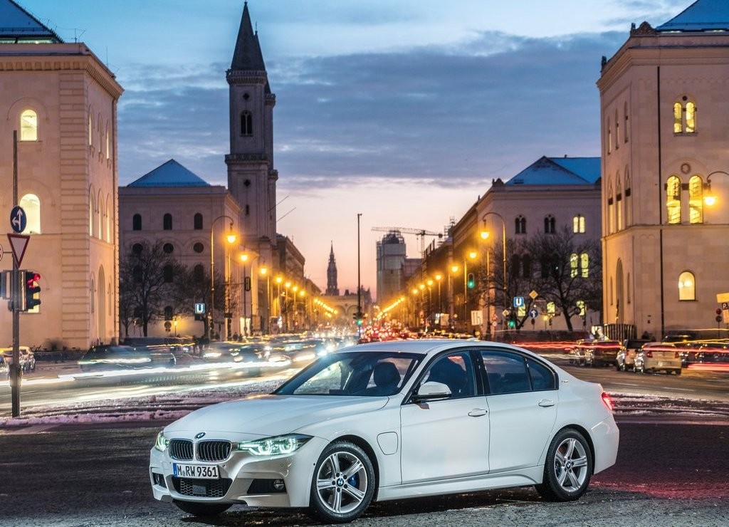 2016 - BMW 330e SEDAN PLUG-IN HYBRID, foto 2