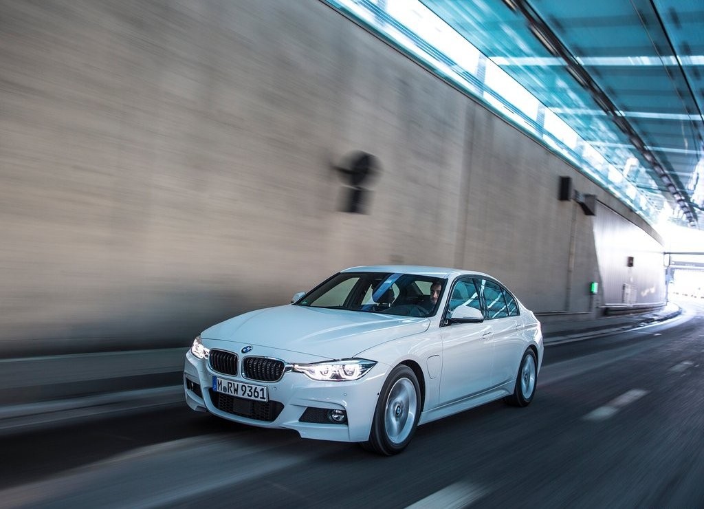 2016 - BMW 330e SEDAN PLUG-IN HYBRID, foto 9