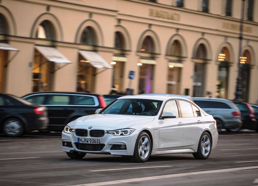 2016 - BMW 330e SEDAN PLUG-IN HYBRID, foto 11