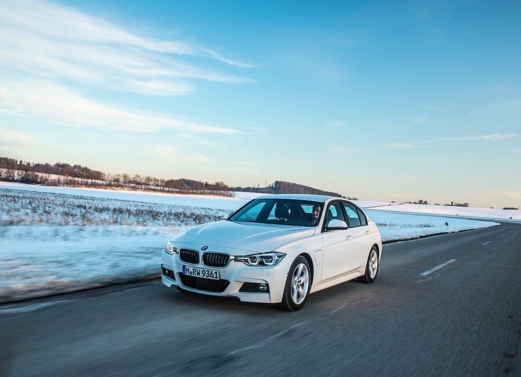 2016 - BMW 330e SEDAN PLUG-IN HYBRID, foto 12