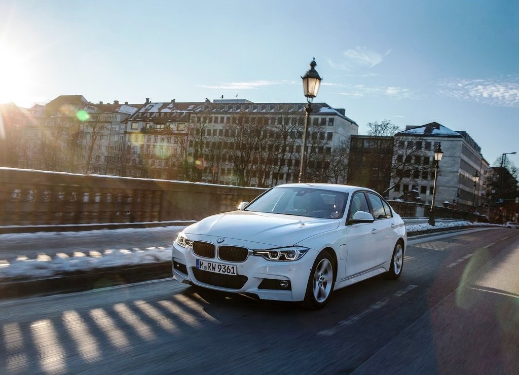 2016 - BMW 330e SEDAN PLUG-IN HYBRID, foto 13