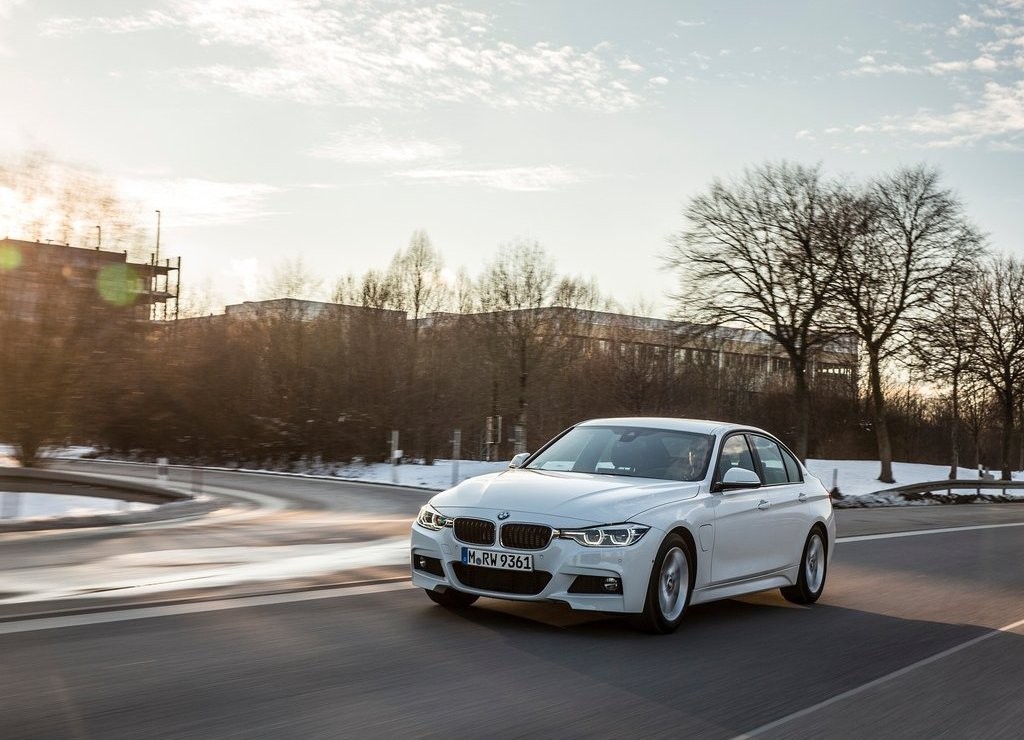 2016 - BMW 330e SEDAN PLUG-IN HYBRID, foto 17