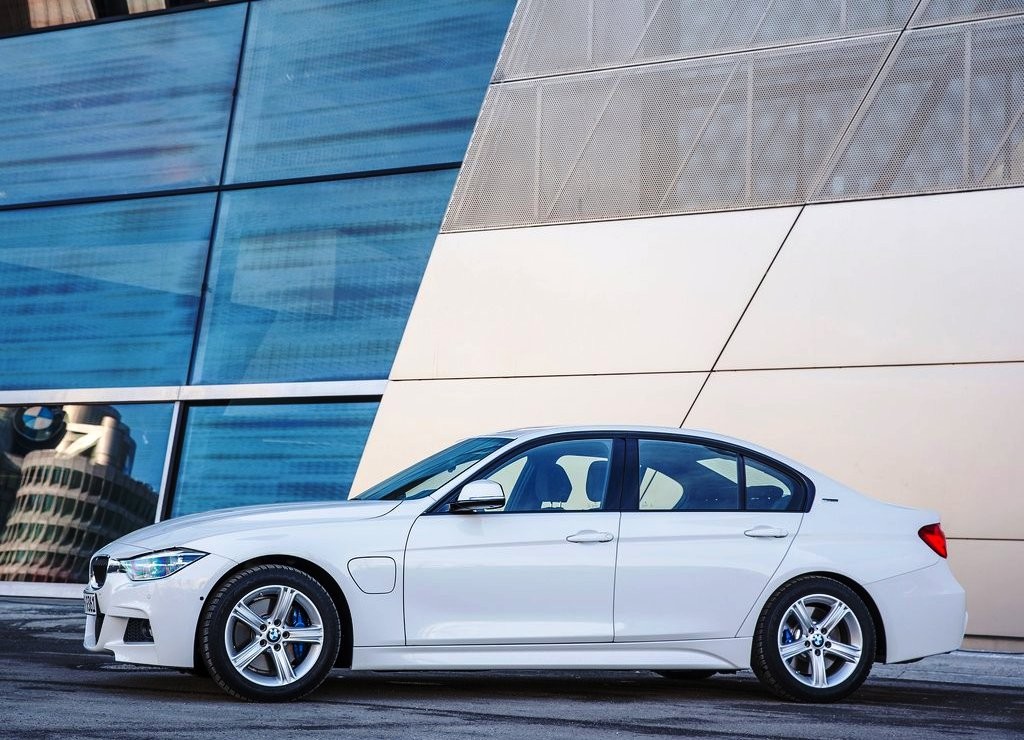 2016 - BMW 330e SEDAN PLUG-IN HYBRID, foto 22