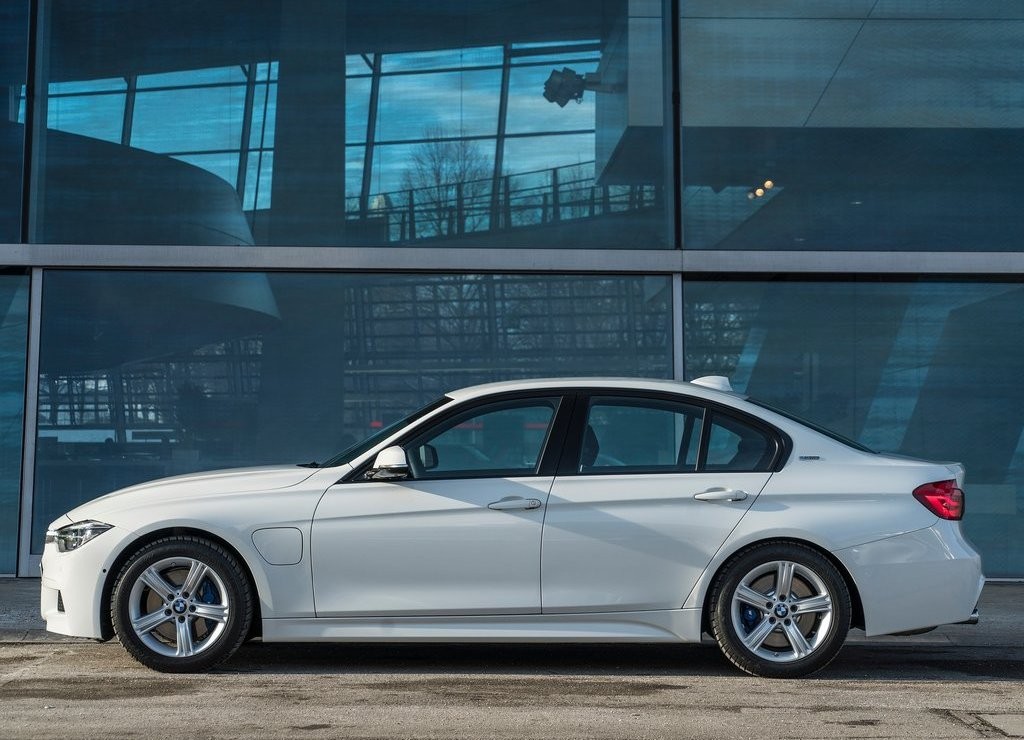 2016 - BMW 330e SEDAN PLUG-IN HYBRID, foto 23
