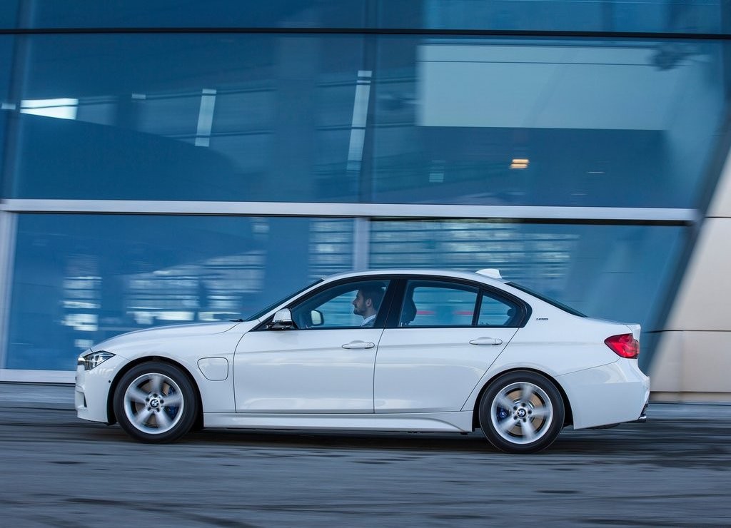 2016 - BMW 330e SEDAN PLUG-IN HYBRID, foto 24