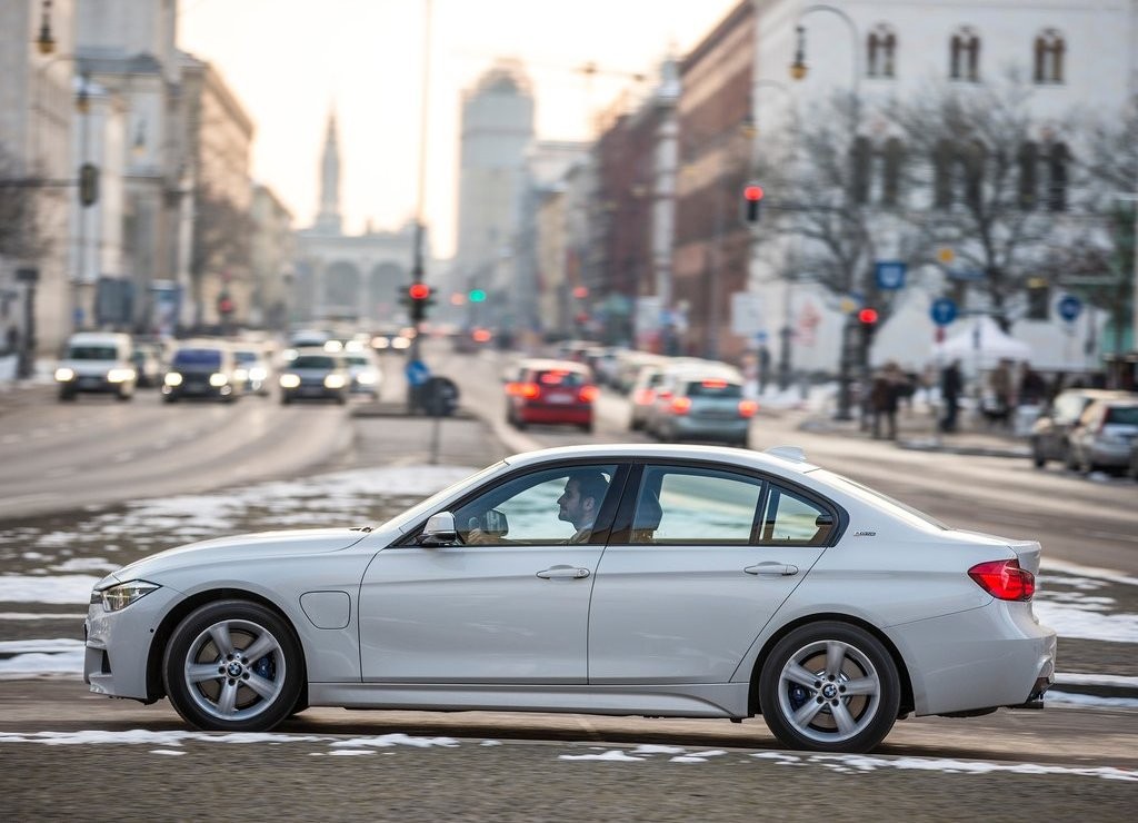 2016 - BMW 330e SEDAN PLUG-IN HYBRID, foto 25