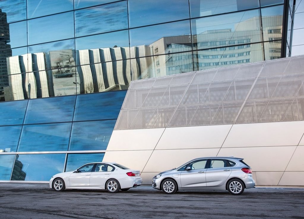 2016 - BMW 330e SEDAN PLUG-IN HYBRID, foto 28