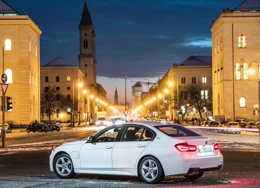 2016 - BMW 330e SEDAN PLUG-IN HYBRID, foto 30