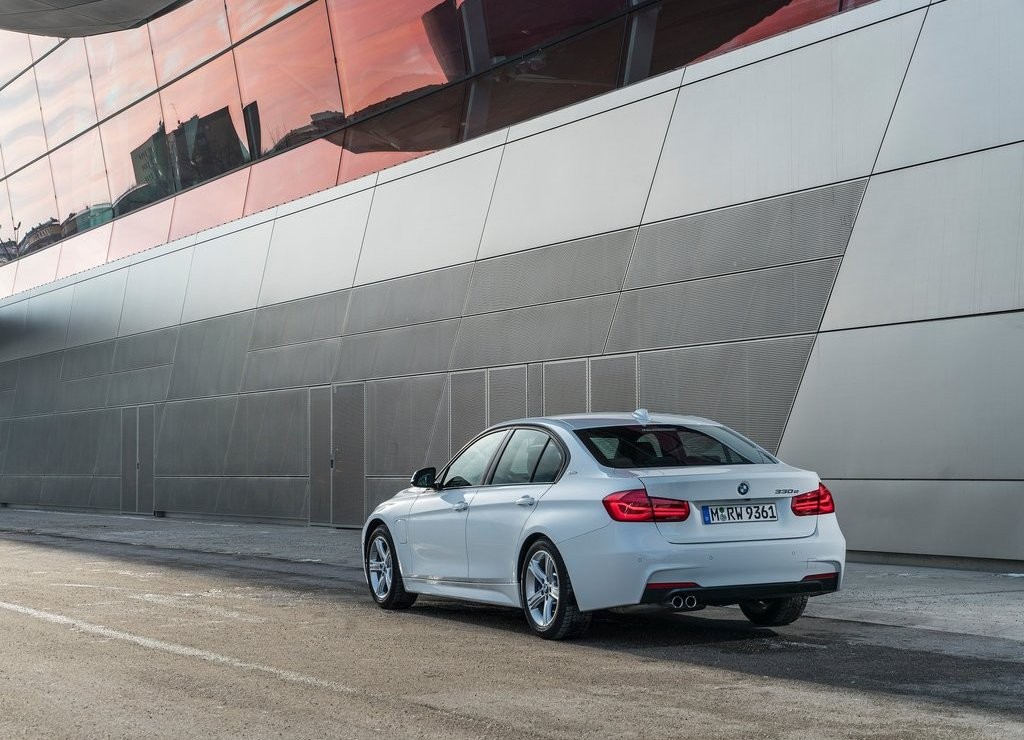 2016 - BMW 330e SEDAN PLUG-IN HYBRID, foto 31