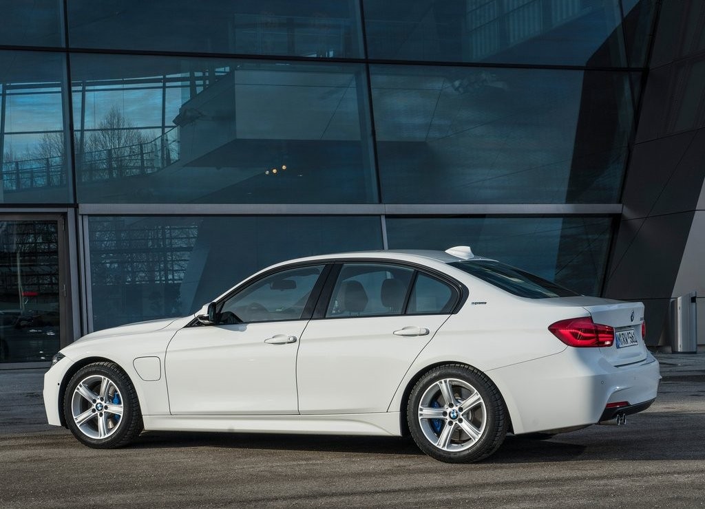 2016 - BMW 330e SEDAN PLUG-IN HYBRID, foto 32