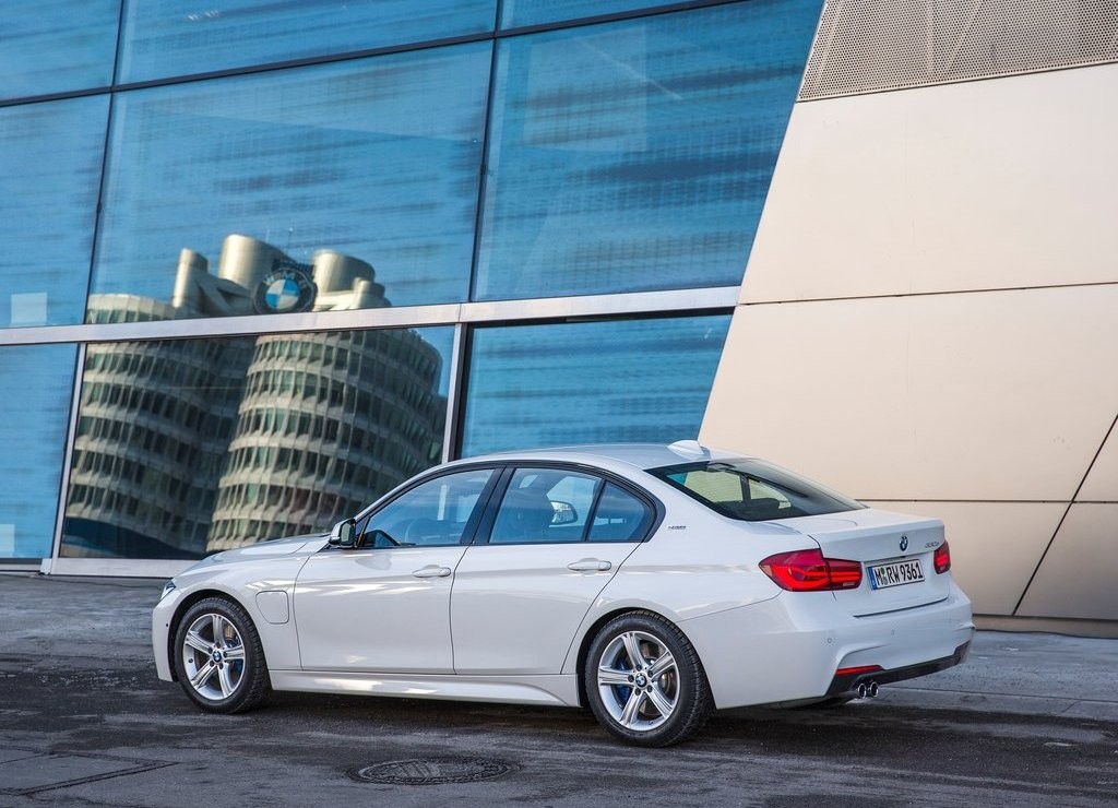 2016 - BMW 330e SEDAN PLUG-IN HYBRID, foto 33