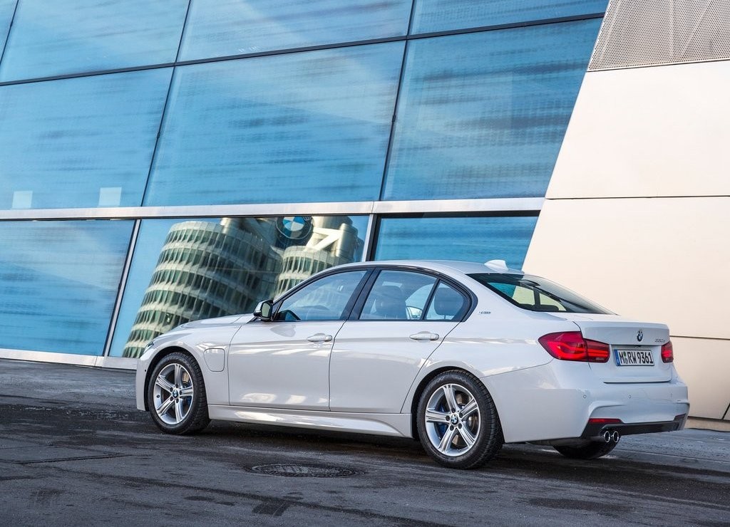 2016 - BMW 330e SEDAN PLUG-IN HYBRID, foto 34