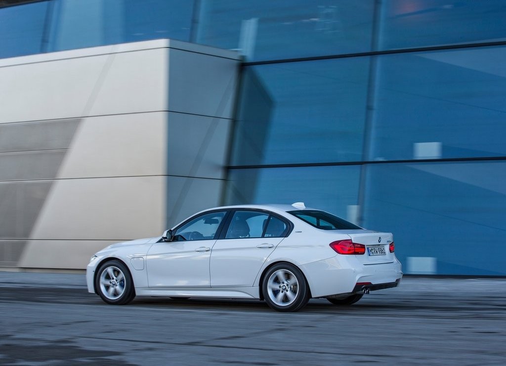 2016 - BMW 330e SEDAN PLUG-IN HYBRID, foto 35
