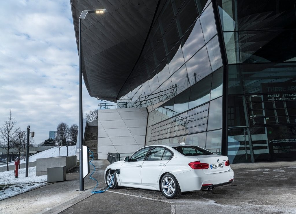 2016 - BMW 330e SEDAN PLUG-IN HYBRID, foto 37