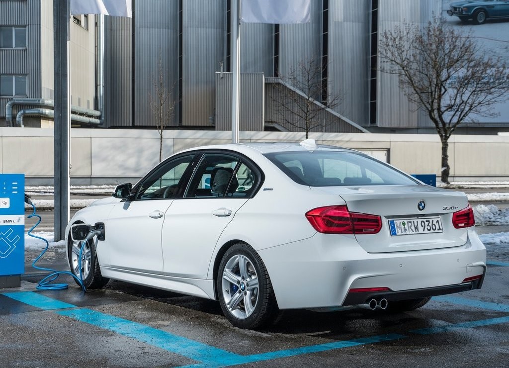 2016 - BMW 330e SEDAN PLUG-IN HYBRID, foto 38