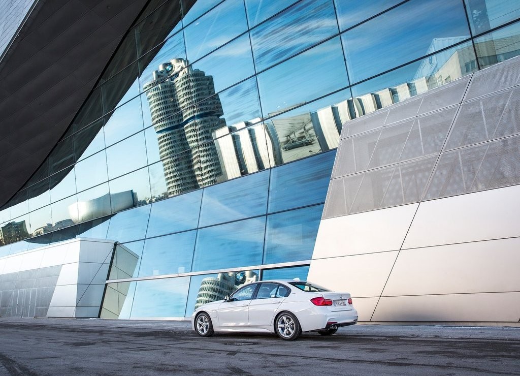 2016 - BMW 330e SEDAN PLUG-IN HYBRID, foto 41