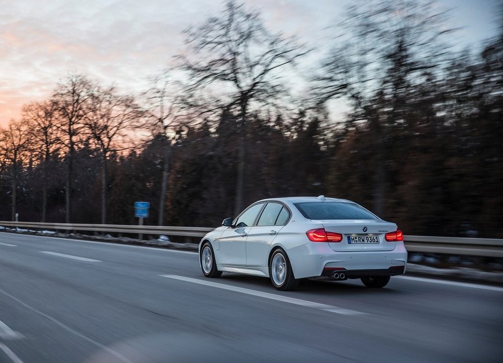 2016 - BMW 330e SEDAN PLUG-IN HYBRID, foto 43