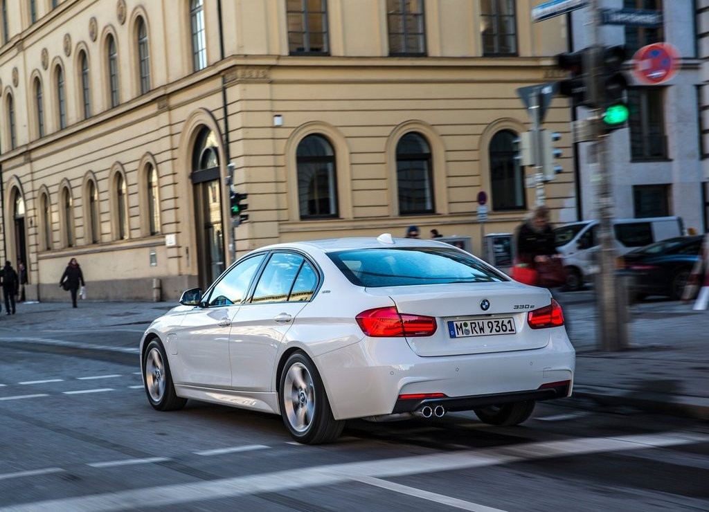 2016 - BMW 330e SEDAN PLUG-IN HYBRID, foto 44