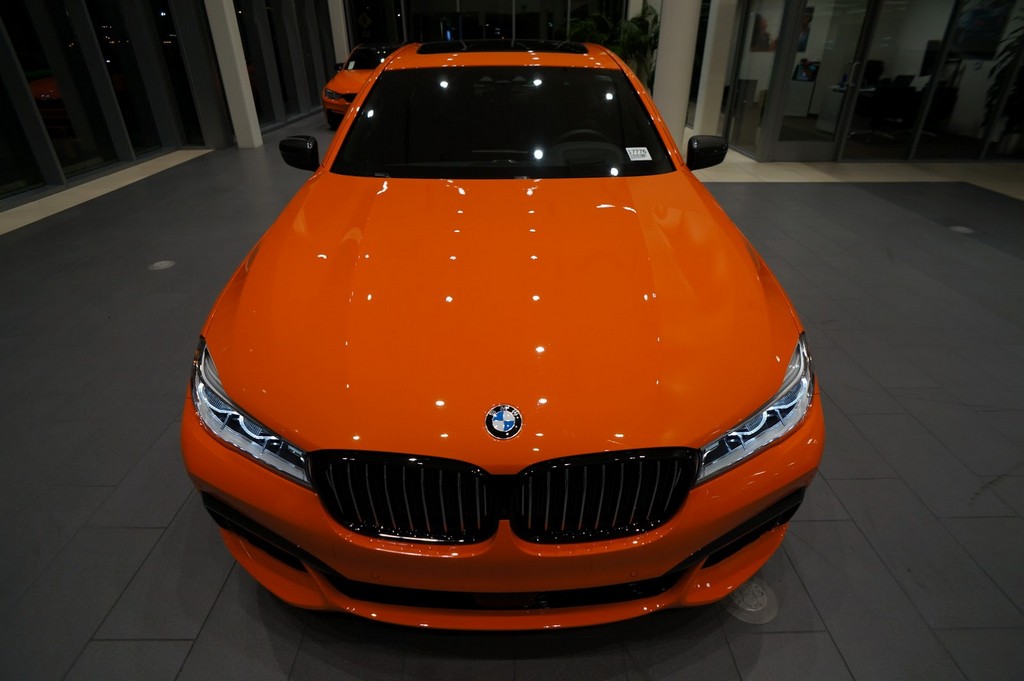 2017 - BMW 750i FIRE ORANGE INDIVIDUAL, foto 2