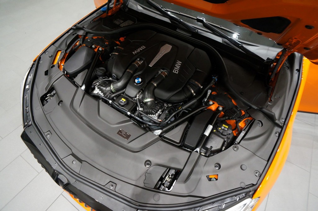 2017 - BMW 750i FIRE ORANGE INDIVIDUAL, foto 10