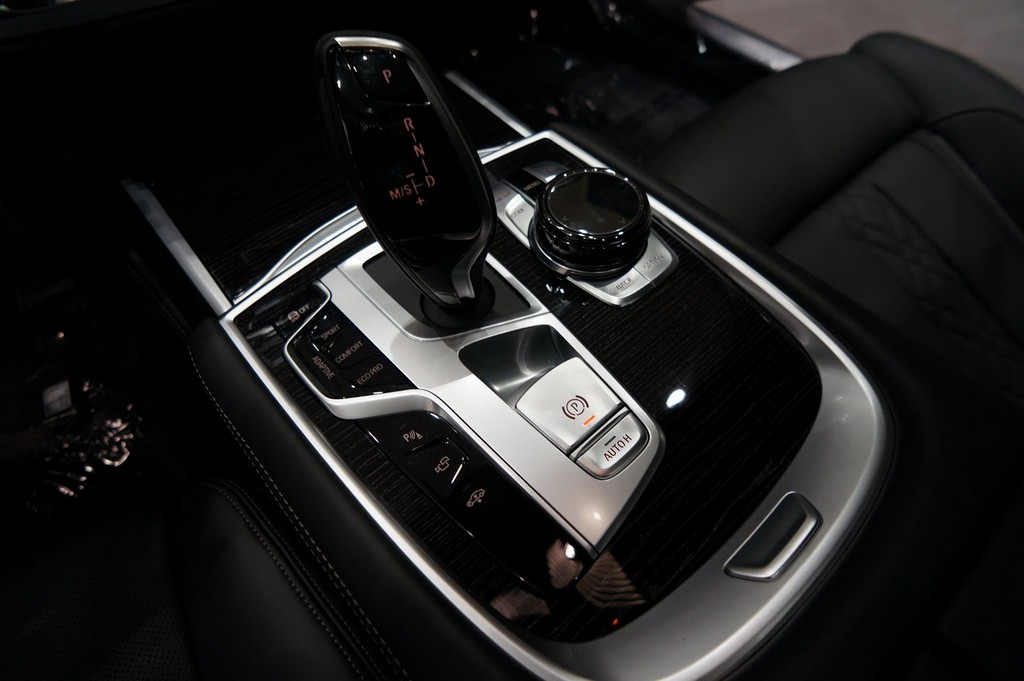 2017 - BMW 750i FIRE ORANGE INDIVIDUAL, foto 35