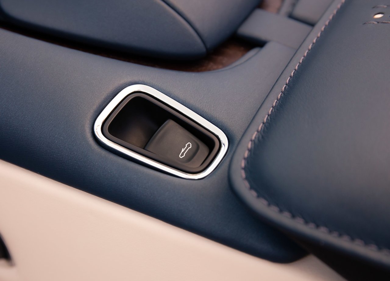ASTON MARTIN DB11 VOLANTE, foto 190