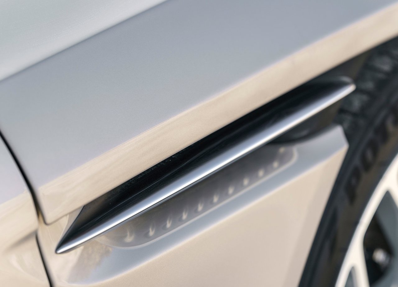 ASTON MARTIN DB11 VOLANTE, foto 230
