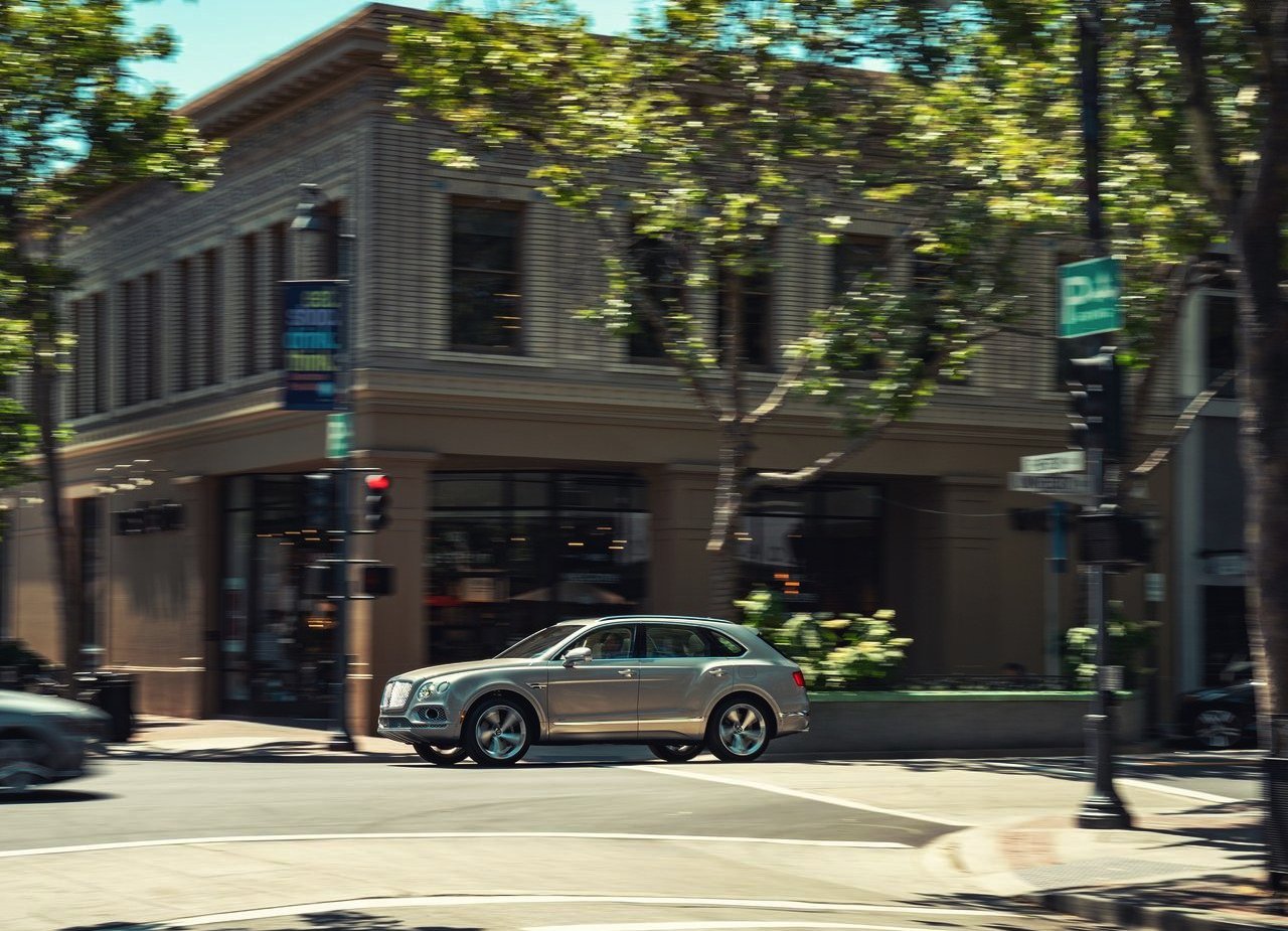 BENTLEY BENTAYGA HYBRID, foto 16