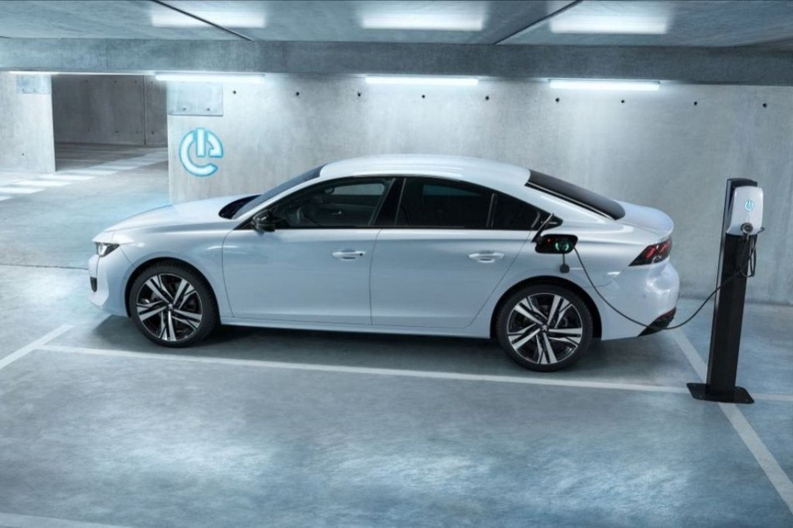 PEUGEOT 508 HYBRID PLUG-IN & PEUGEOT 3008 GT HYBRID4, foto 1