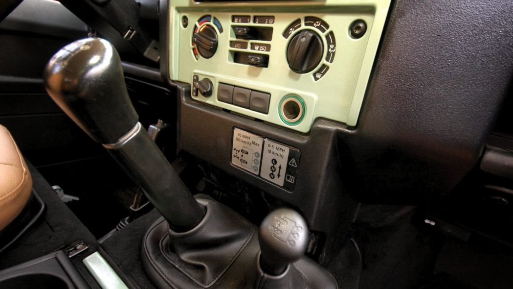 LAND ROVER DEFENDER HERITAGE EDITION BY LAND SERWIS, foto 18