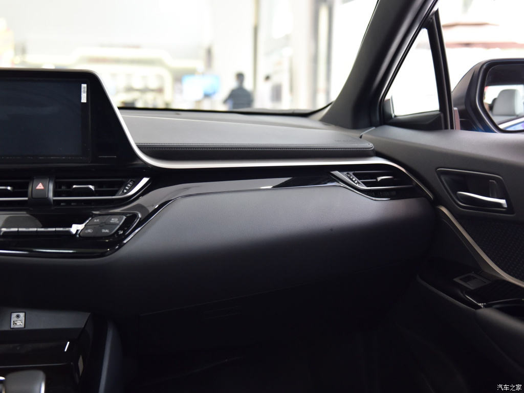 TOYOTA C-HR EV, foto 31