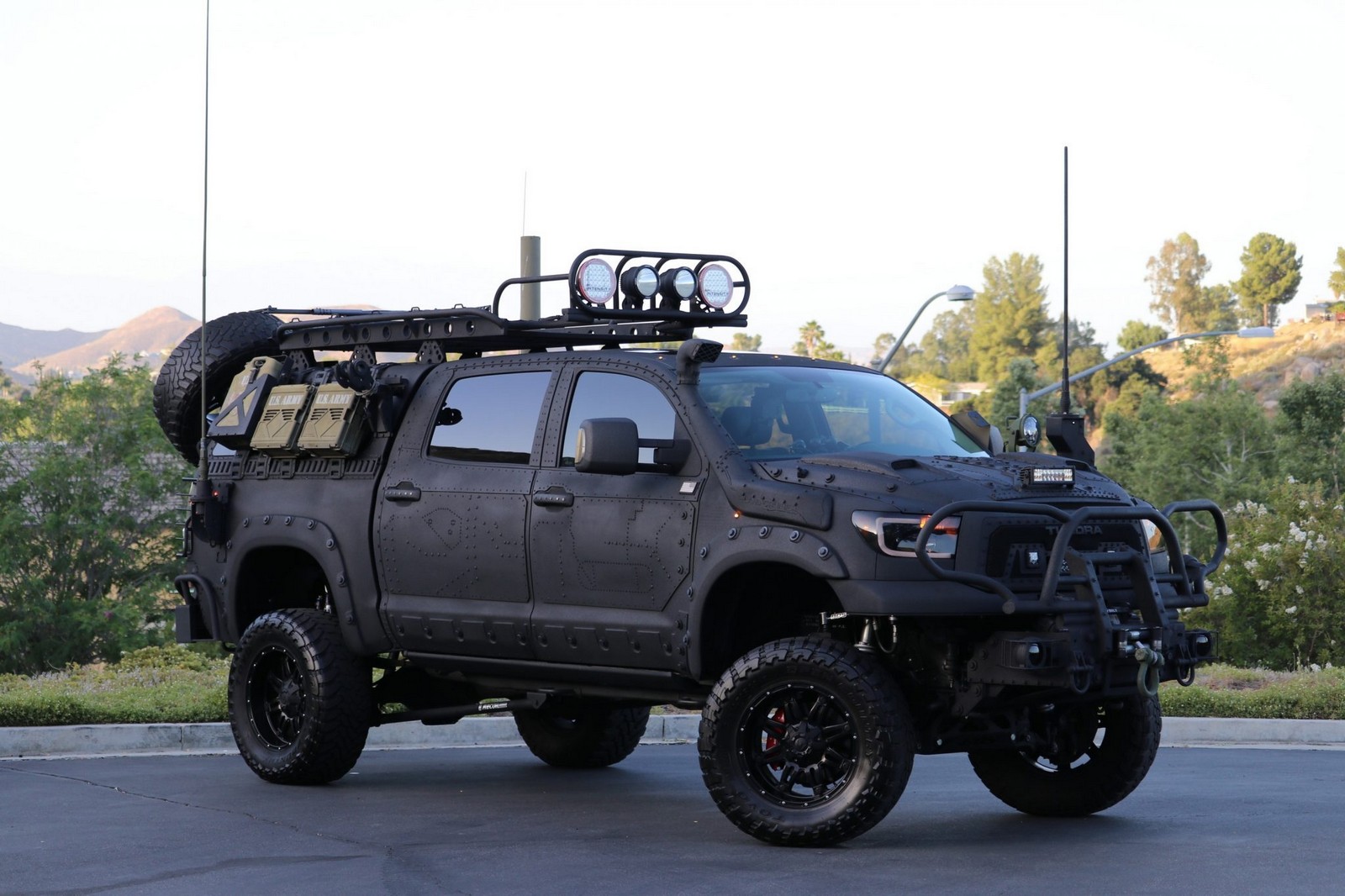 2013 - TOYOTA TUNDRA CREWMAX LIMITED CUSTOM MILITARY EXPEDITION, foto 1