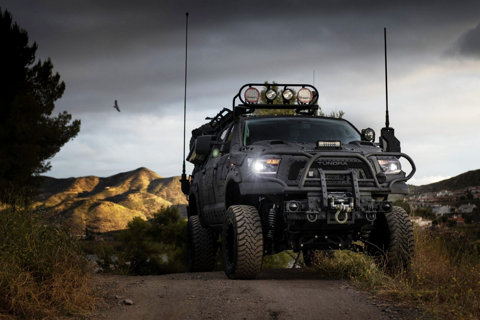 2013 - TOYOTA TUNDRA CREWMAX LIMITED CUSTOM MILITARY EXPEDITION, foto 13