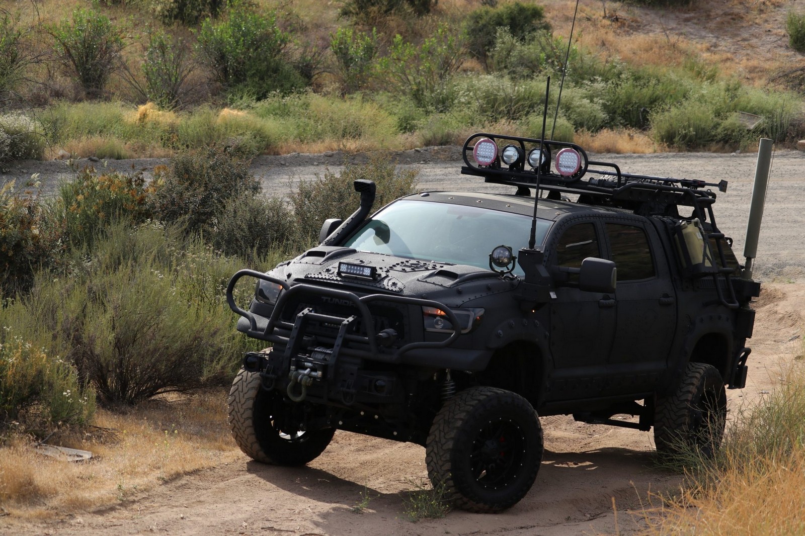 2013 - TOYOTA TUNDRA CREWMAX LIMITED CUSTOM MILITARY EXPEDITION, foto 31
