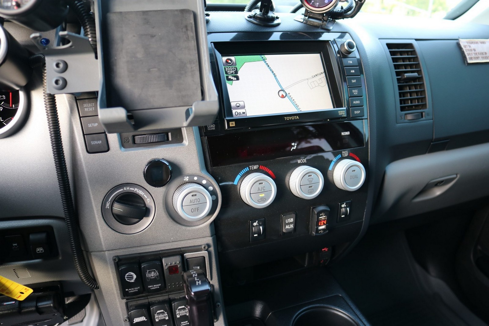 2013 - TOYOTA TUNDRA CREWMAX LIMITED CUSTOM MILITARY EXPEDITION, foto 238
