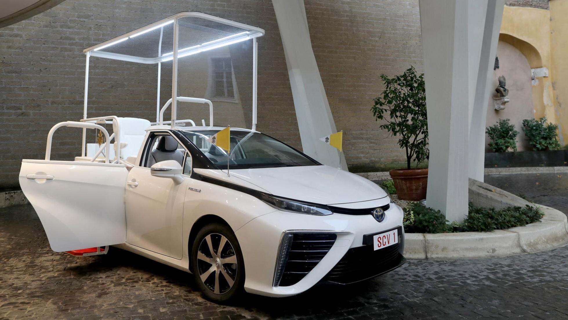 2020 - TOYOTA MIRAI POPE CAR, foto 1