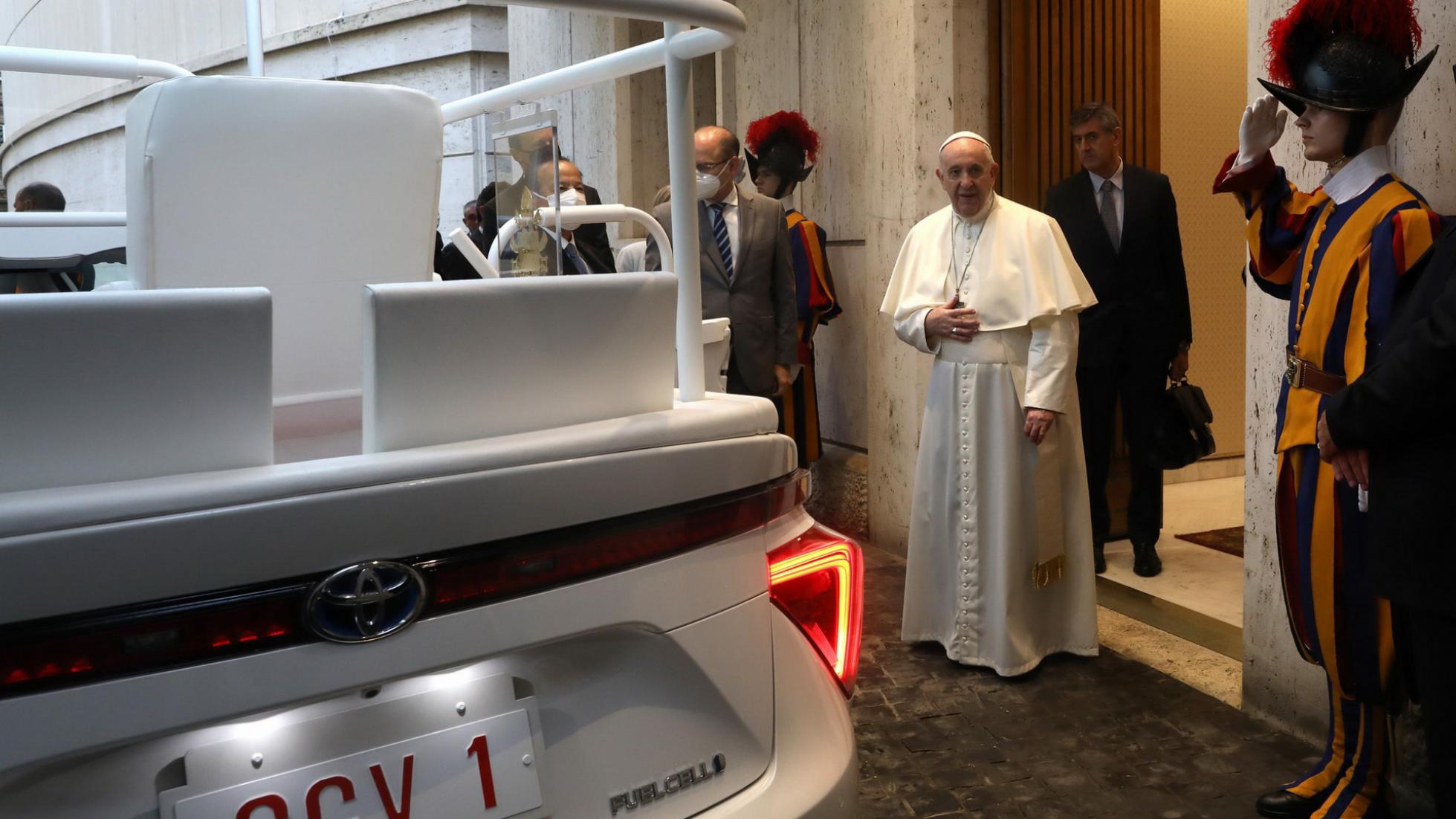 2020 - TOYOTA MIRAI POPE CAR, foto 2