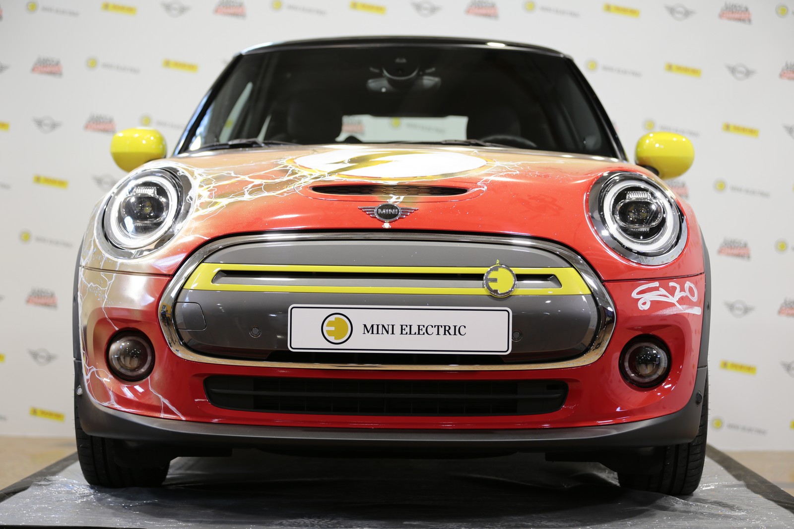 MINI COOPER SE ‘THE FLASH’ TRIBUTE, foto 2