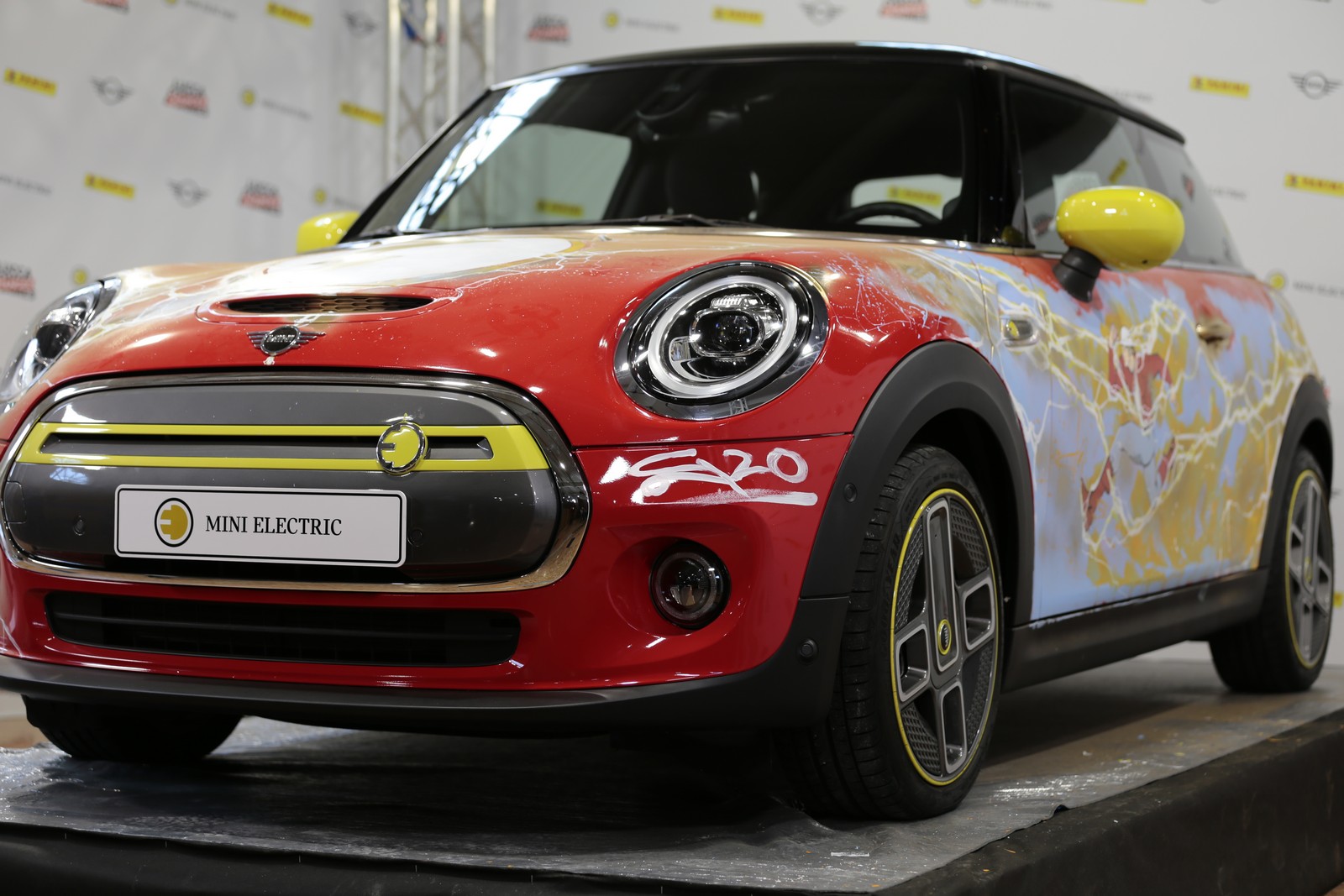 MINI COOPER SE ‘THE FLASH’ TRIBUTE, foto 3
