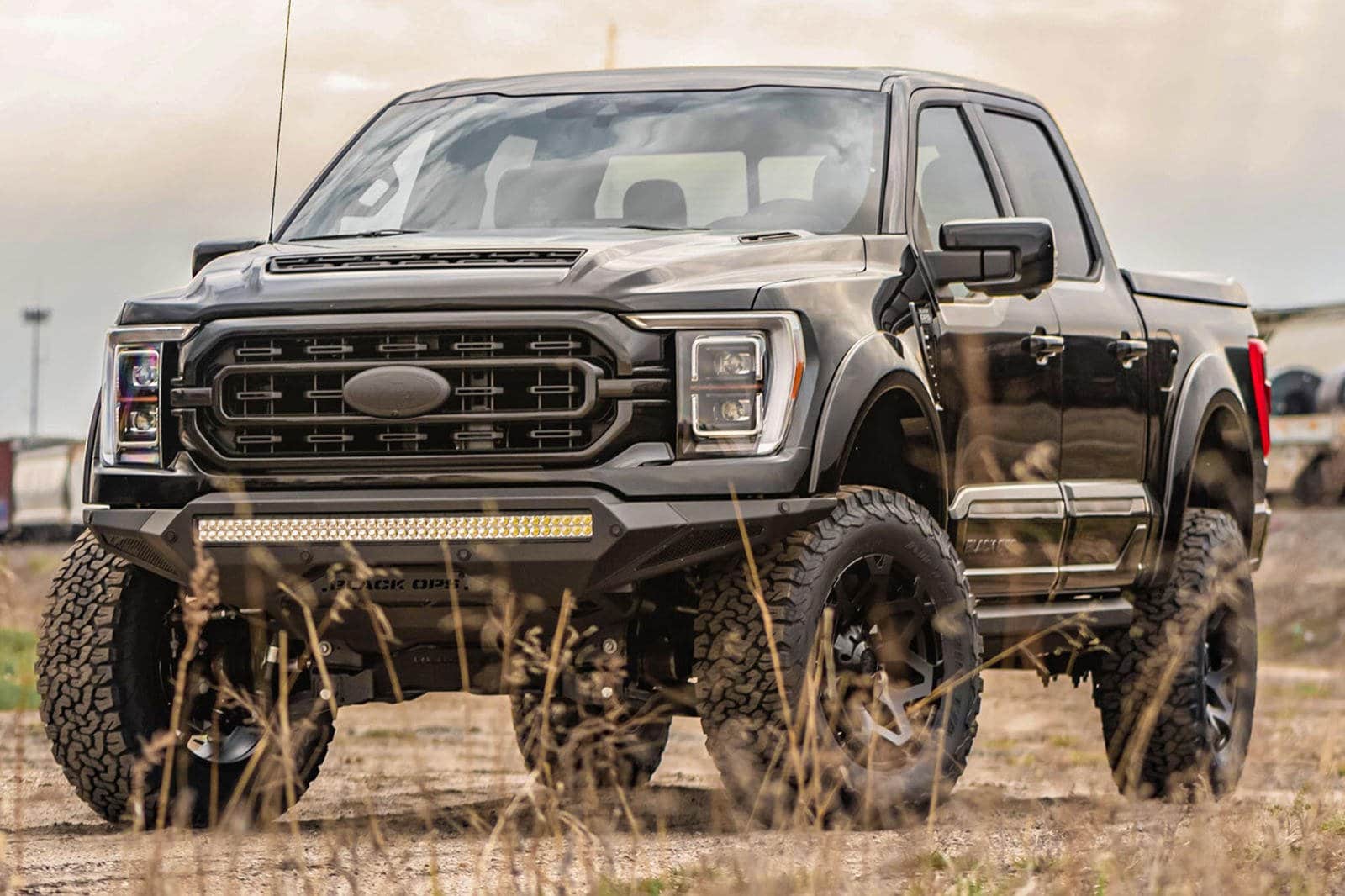 2021 - FORD F-150 BLACK OPS BY TUSCANY MOTORS, foto 3
