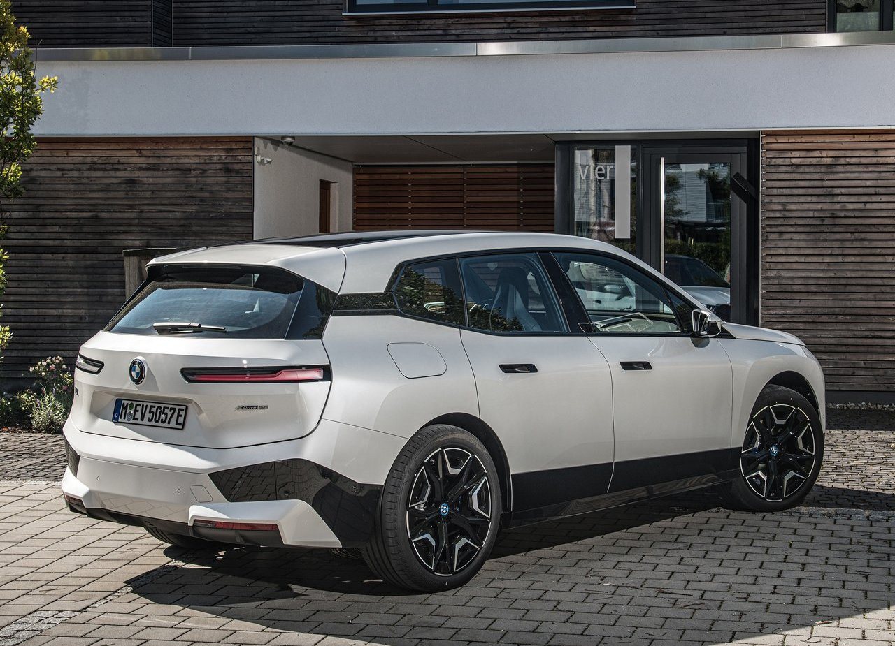 2022 - BMW iX xDRIVE50, foto 30