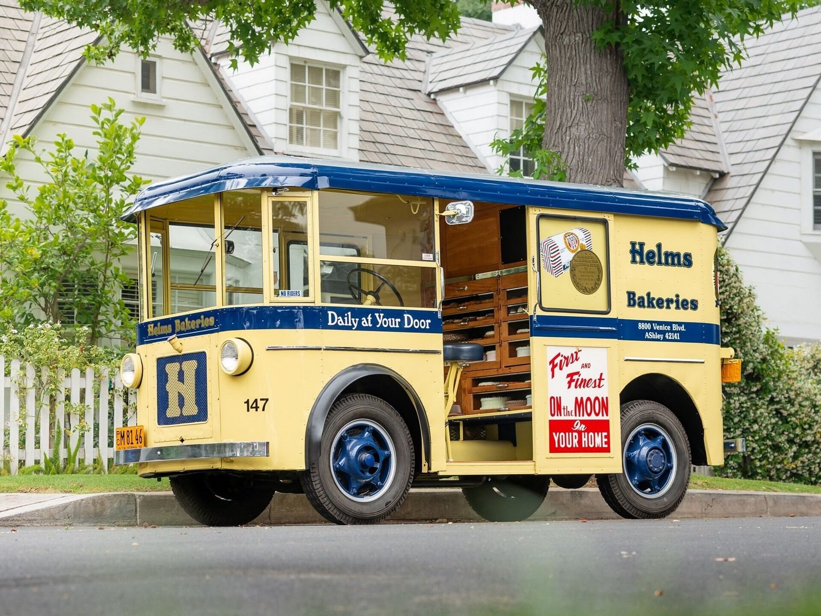 TWIN COACH HELMS BAKERY DELIVERY TRUCK, foto 1
