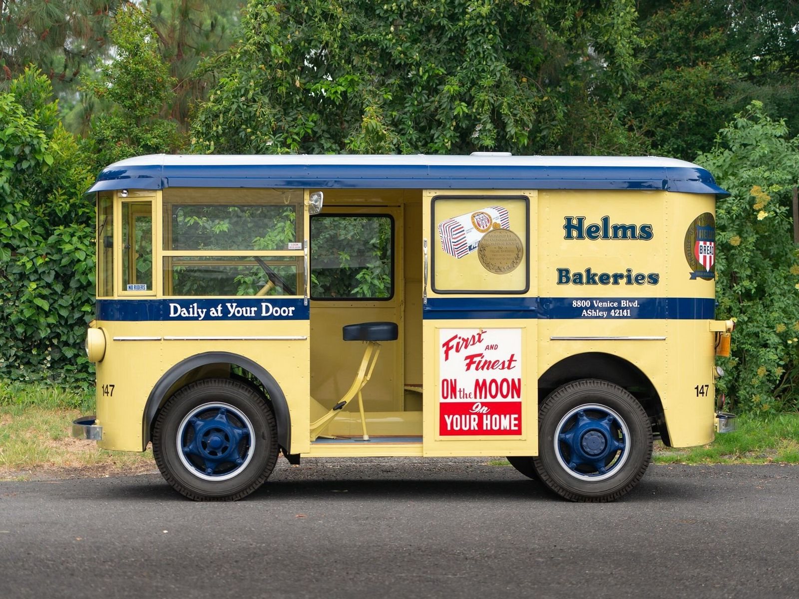 TWIN COACH HELMS BAKERY DELIVERY TRUCK, foto 4