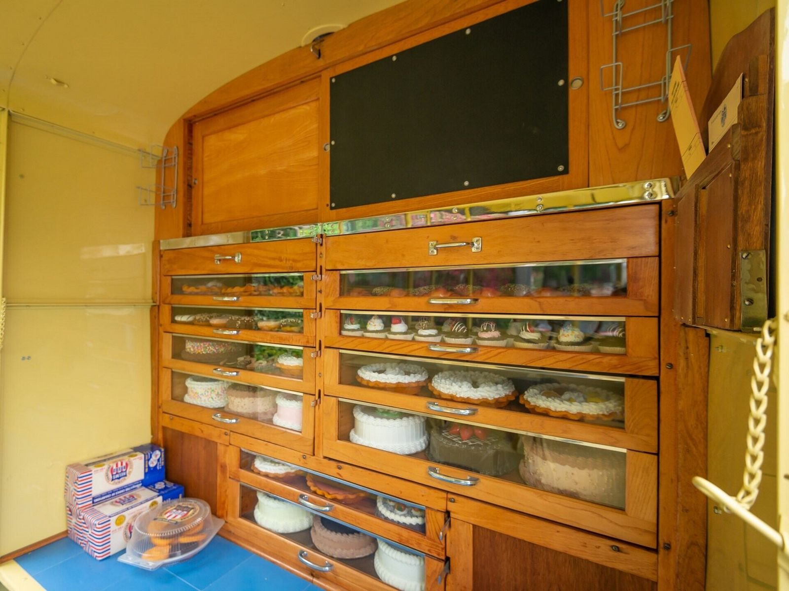 TWIN COACH HELMS BAKERY DELIVERY TRUCK, foto 14