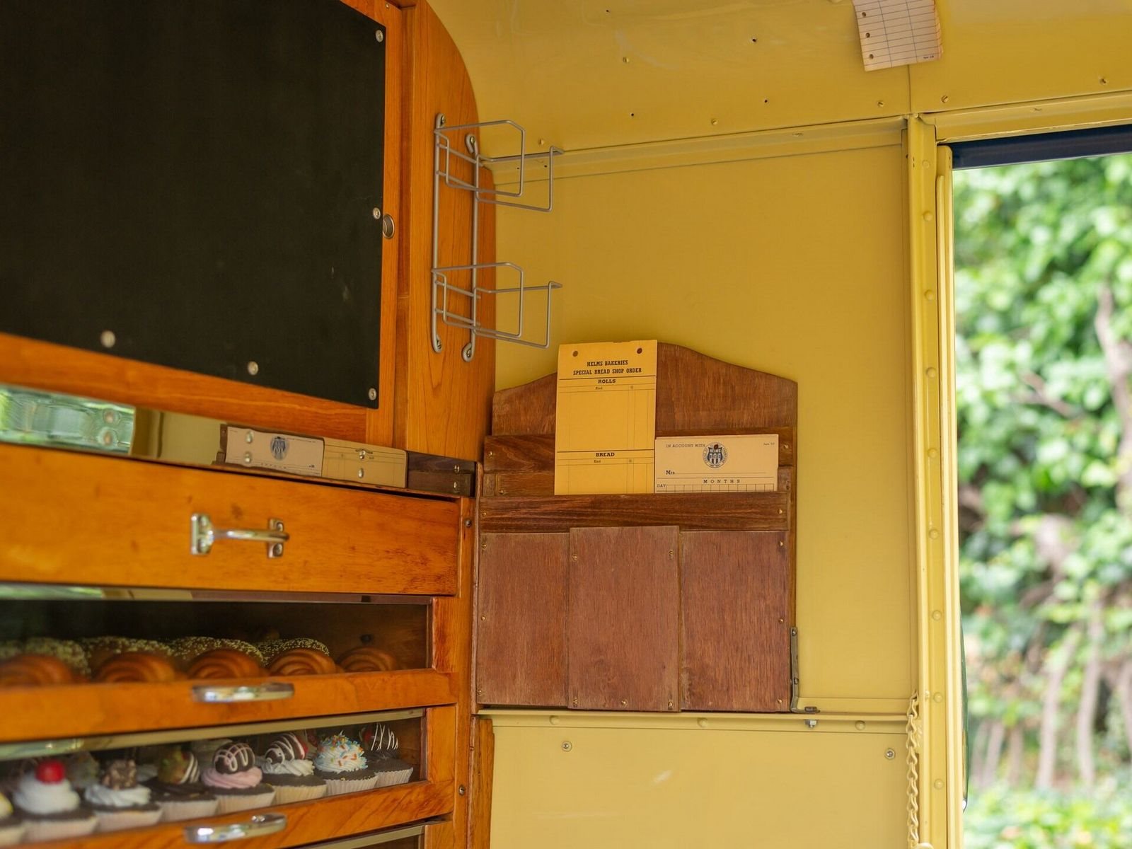 TWIN COACH HELMS BAKERY DELIVERY TRUCK, foto 18